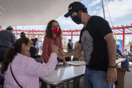 Votantes y comerciantes madrugan para asistir a la fiesta de la democracia 