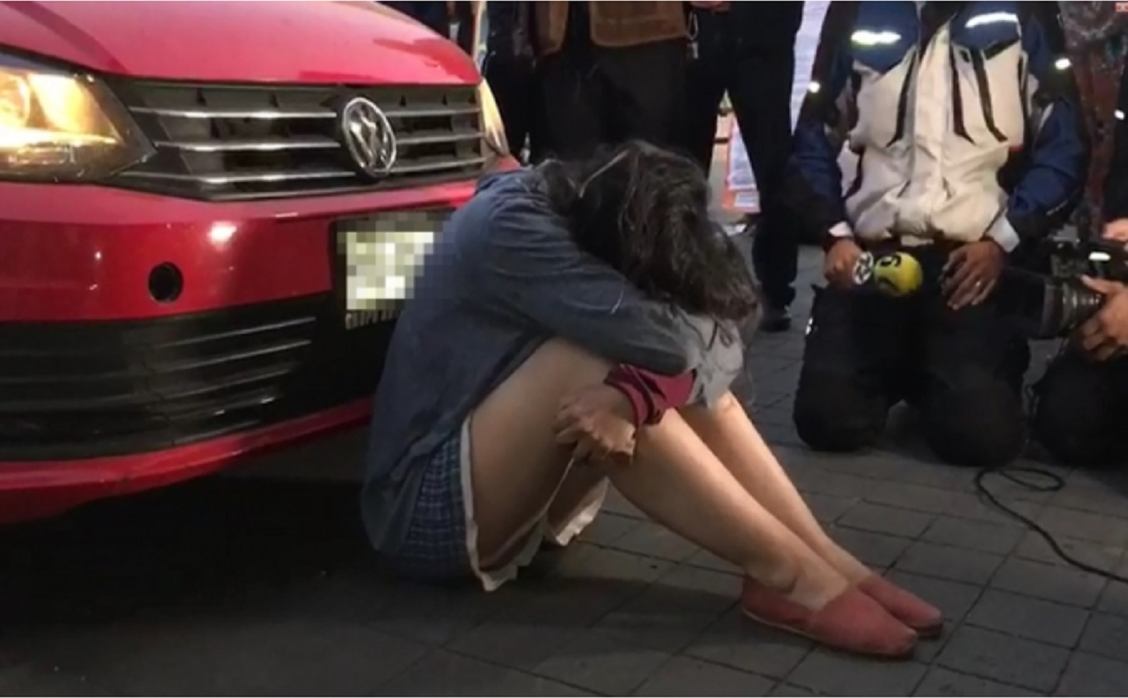 Mujer intenta ingresar a Palacio Nacional con todo y auto; quería hablar con AMLO