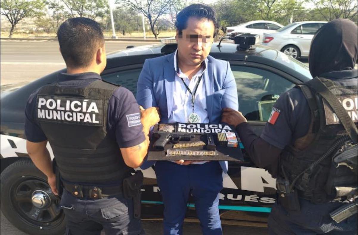 Subdirector del IMSS traía pistola y drogas, reportan autoridades de Querétaro