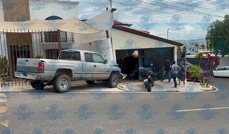 Falla mecánica provoca choque de camioneta contra dos viviendas en Loma Dorada