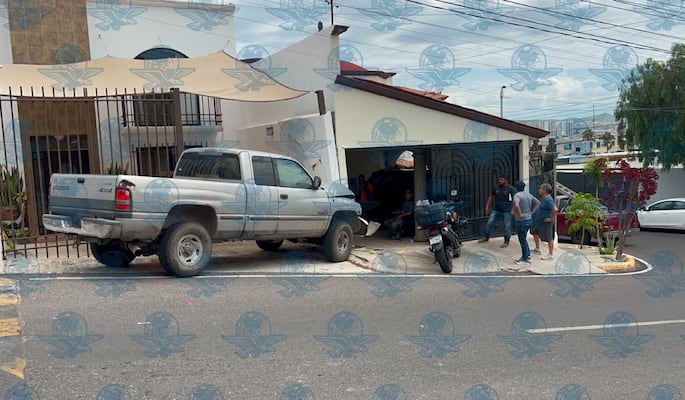 Falla mecánica provoca choque de camioneta contra dos viviendas en Loma Dorada
