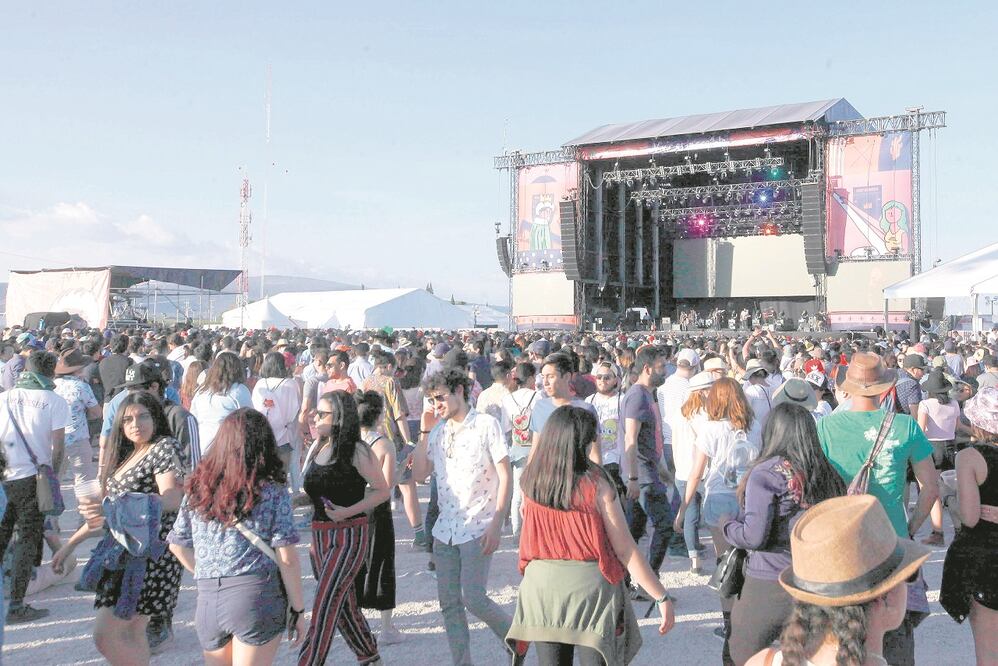 Los asistentes arribaron desde muy temprano al antiguo aeropuerto.