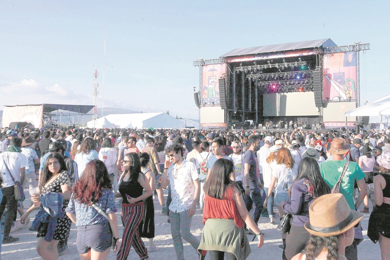 Los asistentes arribaron desde muy temprano al antiguo aeropuerto.