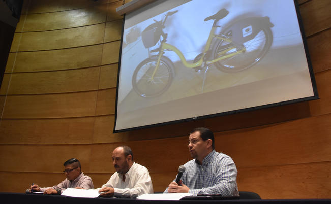 Al presentar el prototipo de unidades que formarán el sistema público de este transporte en la capital, autoridades señalaron que el proyecto estará operando al 100% en febrero de 2018. (ESPECIAL)