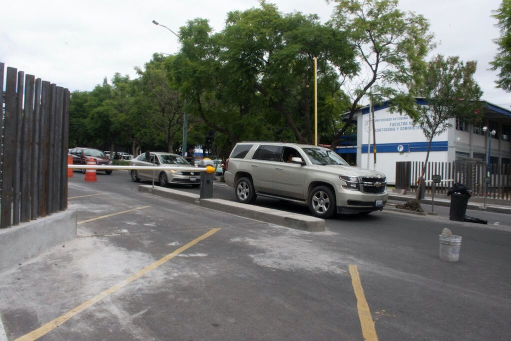 Alertan, sujeto a bordo de bicicleta asalta cerca de la UAQ; agrede a las estudiantes
