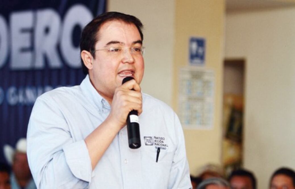  Líder panista justifica a  faltistas  