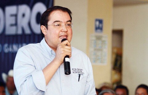 Líder panista justifica a  faltistas