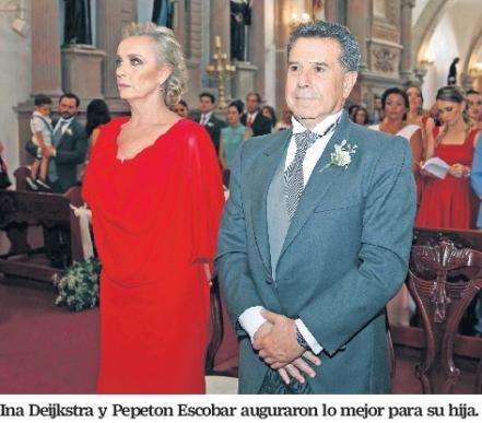Thamara & Diego pisan el altar