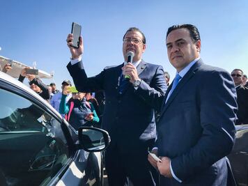 Entrega IQT permisos a taxistas de 21 apps