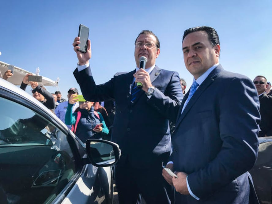 En el evento de entrega de permisos a taxistas estuvieron presentes Luis Bernardo Nava y Alejandro López Franco. (FOTOS: DEMIAN CHÁVEZ. EL UNIVERSAL)