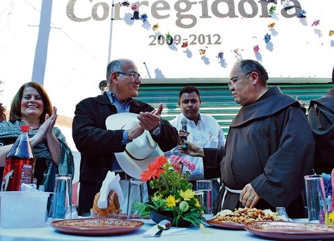 Participan 6 mil en comida del Buey