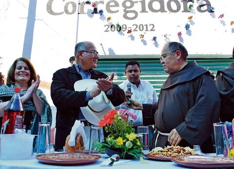 Participan 6 mil en comida del Buey