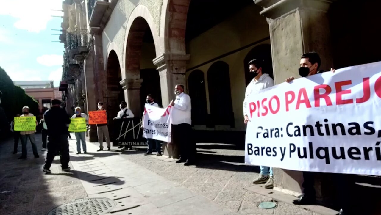 "Piso parejo"; se manifiestan dueños de antros, bares y cantinas en Querétaro