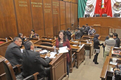 Usan vacaciones para promoverse