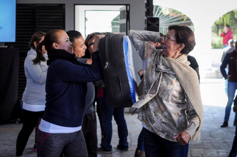 Las asistentes observaron los movimientos de los instructores con atención e intentaron cada uno sin importar el cansancio por el esfuerzo. (RICARDO LUGO. EL UNIVERSAL)
