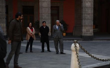 "Sentaditos, por favor": AMLO sale de la mañanera por sismo… y ordenan a reporteros permanecer ahí