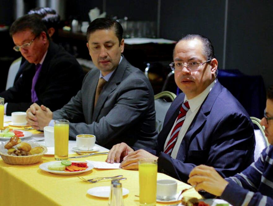 Calixto de Santiago (der.) descarta que gobierno de Donald Trump vaya a realizar cambios drásticos en las políticas entre Estados Unidos y México (VÍCTOR PICHARDO. EL UNIVERSAL)