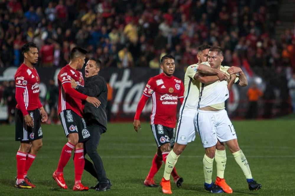Al final del encuentro, el defensa del América, Pablo Aguilar, aparentemente agredió al árbitro (AGUSTÍN REYES. IMAGO7)