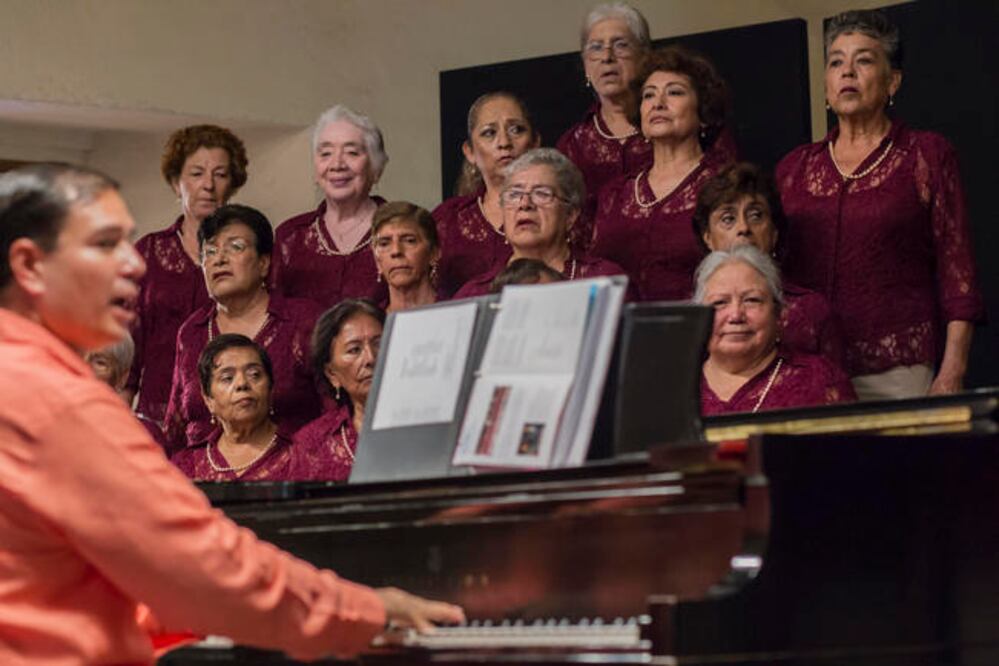El pianista Héctor Larios acompañó a la agrupación (DEMIAN CHÁVEZ. EL UNIVERSAL)
