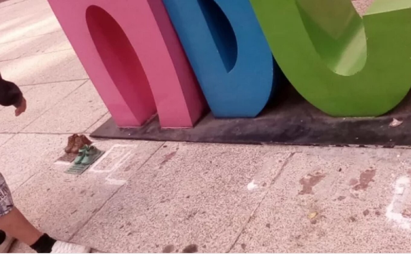 Roban 8 réplicas de zapatitos de bronce en Antimonumento de la Guardería ABC