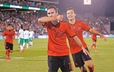 Layún da la cara por delanteros