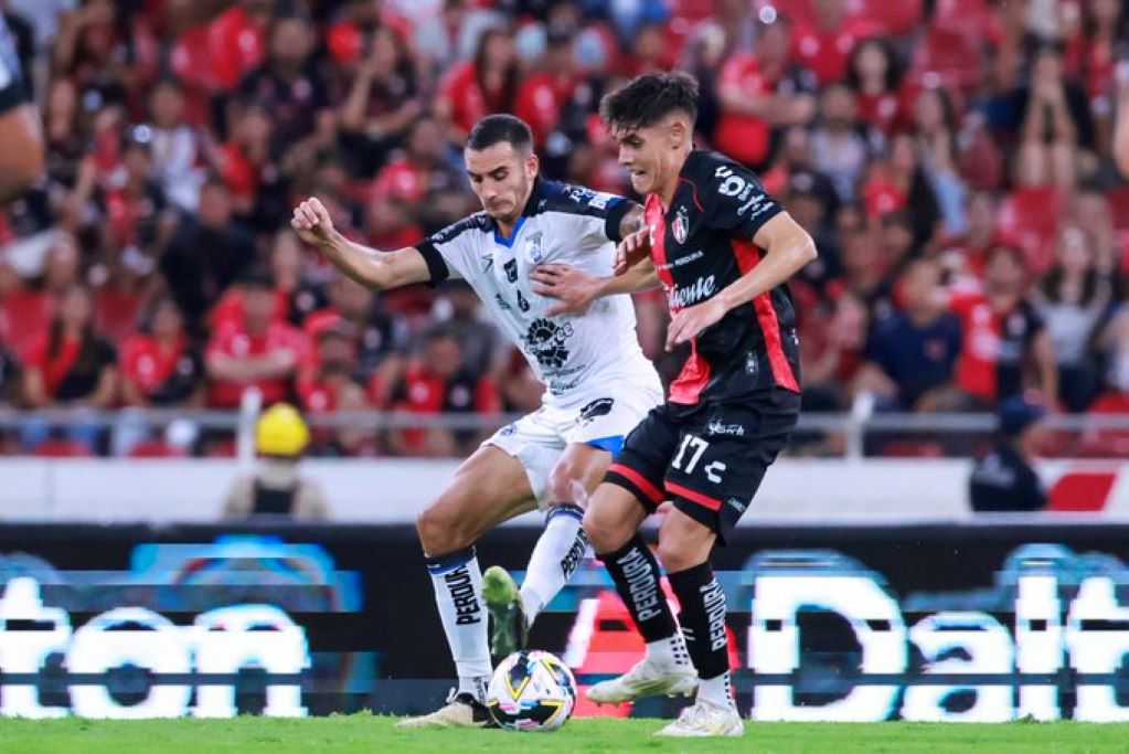 Gallos derrota al Atlas