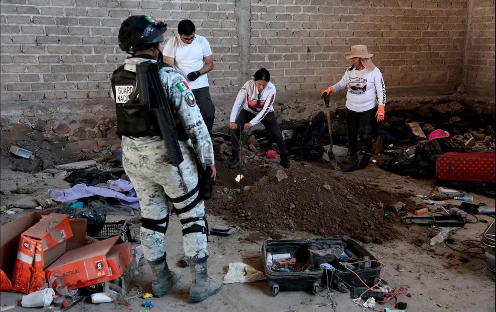 Guerreros Buscadores realizan investigaciones en el Rancho Izaguirre en donde fueron encontrados restos humanos y cientos de pertenencias de personas en Teuchitlán, Jalisco, el 12 de marzo de 2025. Foto: AFP