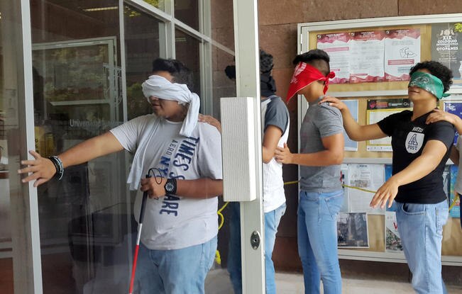 Jóvenes del tercer semestre de la carrera de Arquitectura de la Universidad Autónoma de Querétaro (UAQ) experimentaron en carne propia las necesidades de las personas que poseen una discapacidad visual. (FOTOS: ROCÍO G. BENÍTEZ. EL UNIVERSAL)