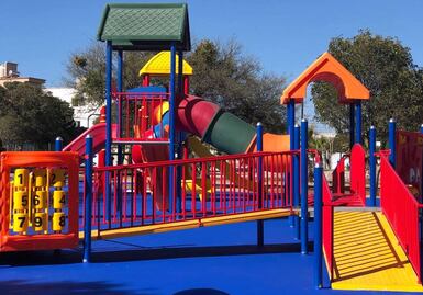 Menor muere en un kínder; cayó de una resbaladilla