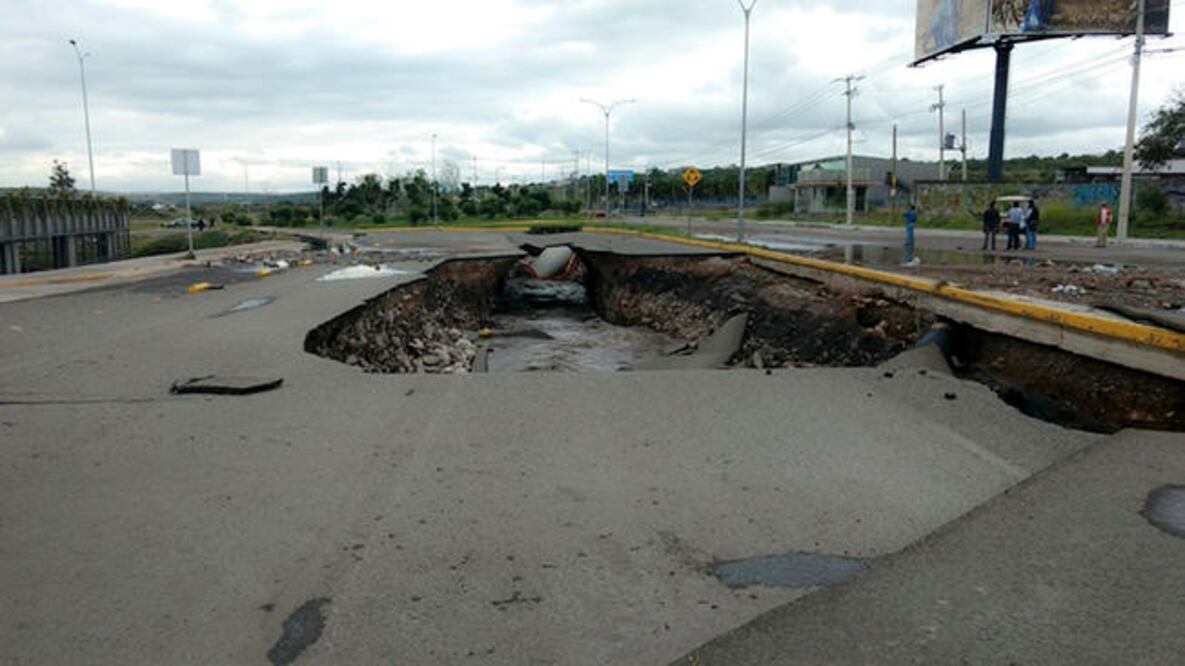 En el socavón provocado por las lluvias de septiembre cayó el taxista Marco Lora Galindo de 30 años de edad, quien falleció y cuya muerte pudo ser consecuencia de una obra mal ejecutada.