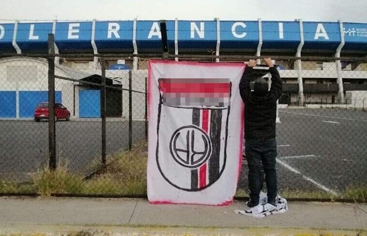 Cuelgan mensaje en contra porra de Gallos Blancos en el estadio Corregidora 