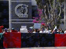 Trabajadores del IMSS reclaman mejora salarial