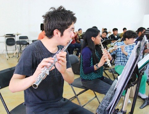 Buscan alejar a jóvenes de drogas con música