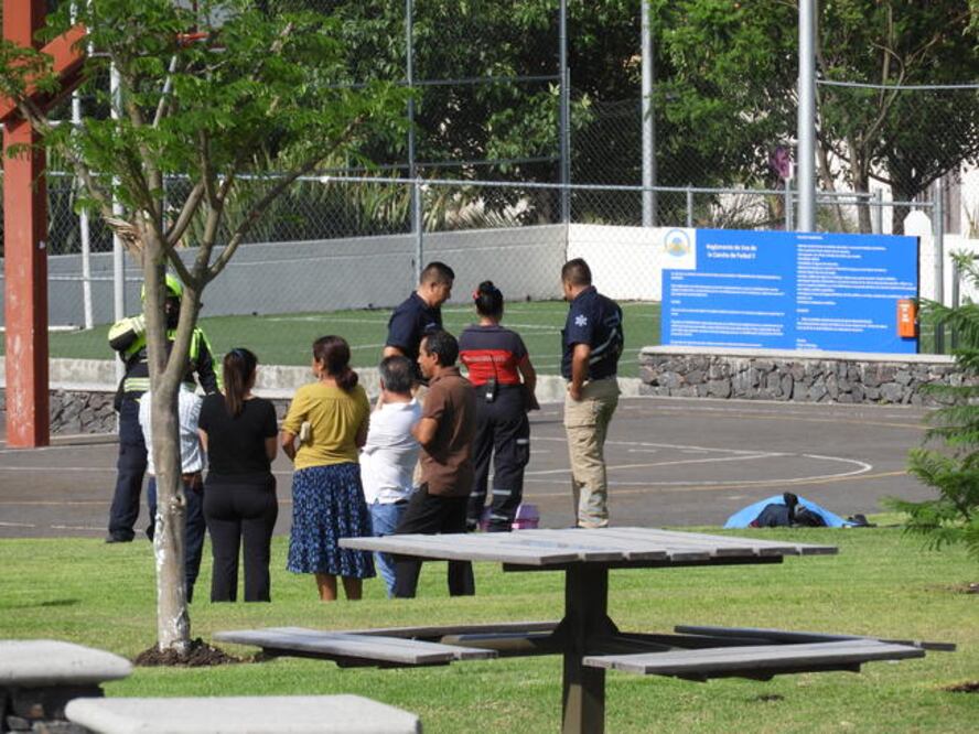 En un video se ve a habitantes del fraccionamiento amarrar al sujeto.