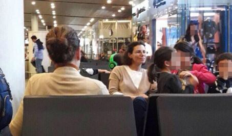 Publica Loret foto de Karime, esposa de Duarte, camino a Londres