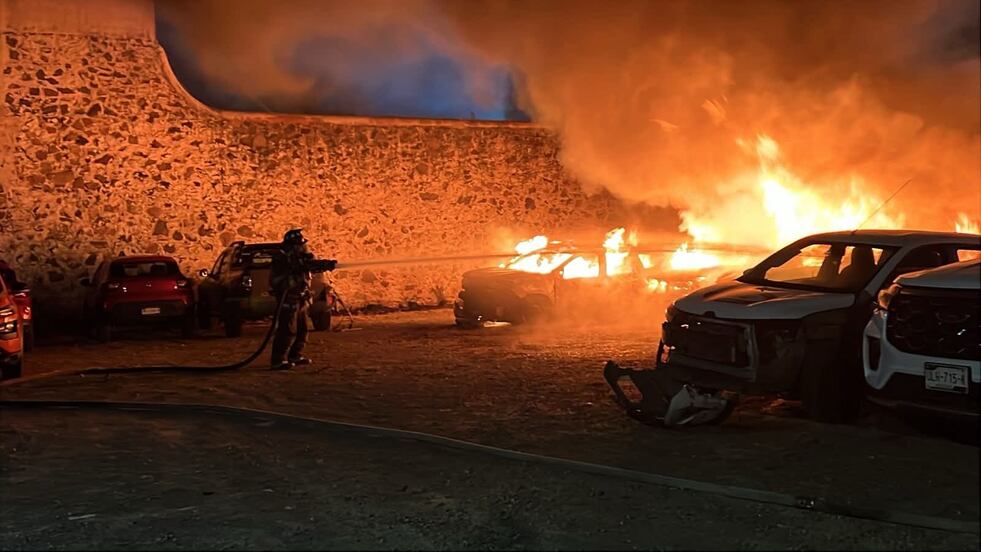 Incendio consume vehículos en predio de San Pablo II; al menos 14 quedaron calcinados