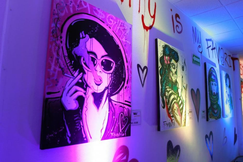 La exposición única de arte An Afterlife Full of Color, de Fermín fue celebrada entre autos de lujo e invitados especiales de este personaje y pintor mexicano, quienes se reunieron en la agencia Toys for Cash.