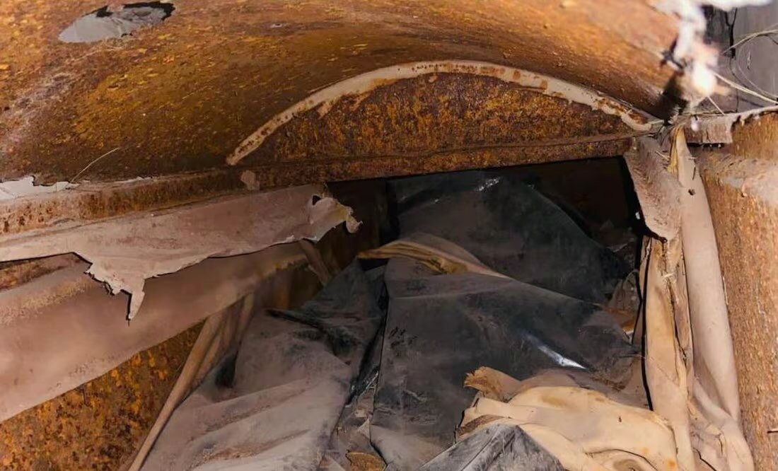 Presuntos restos humanos en tumba profanada en el panteón del Carmen en Obregón, Sonora. Foto: X @CeciPatriciaF