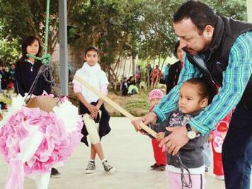 Edil de Jalpan visita a niños de hospital