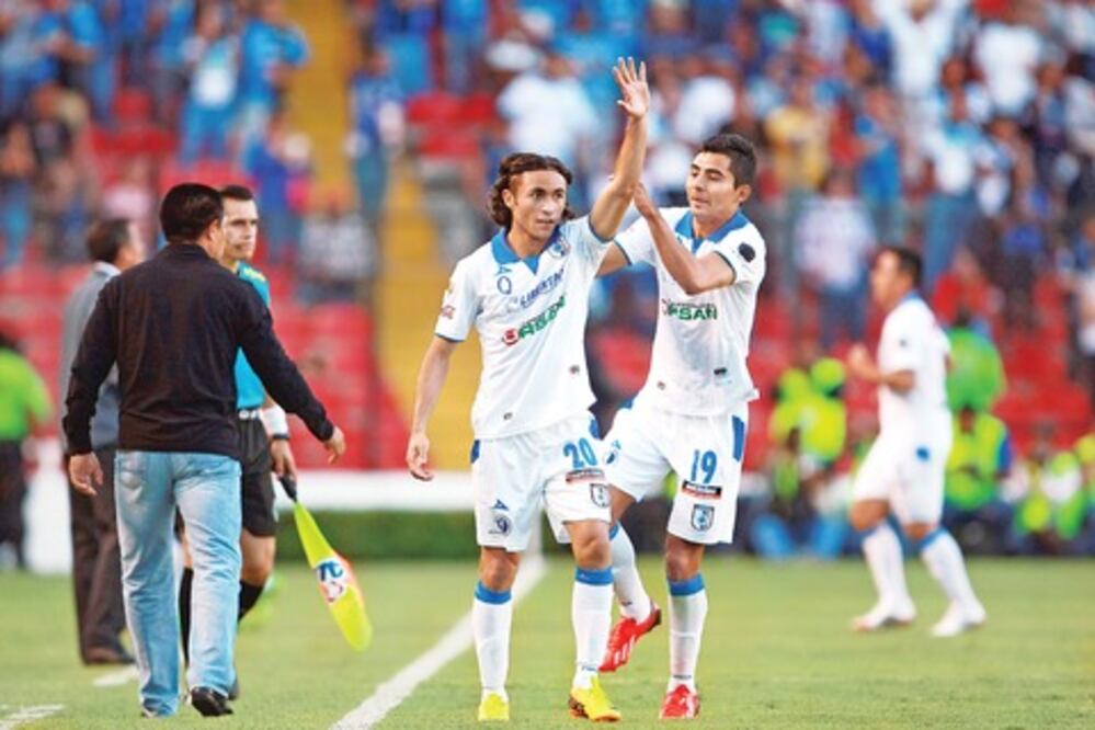 Los Gallos, aferrados a la cima