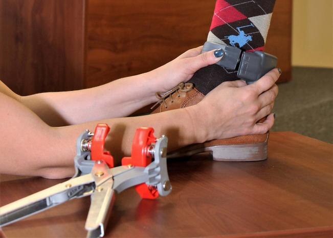 Estrena juez uso de brazalete en un imputado