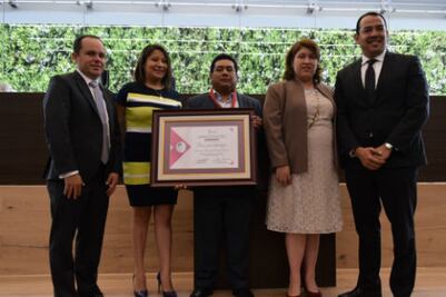 Entregan medalla mago Septién