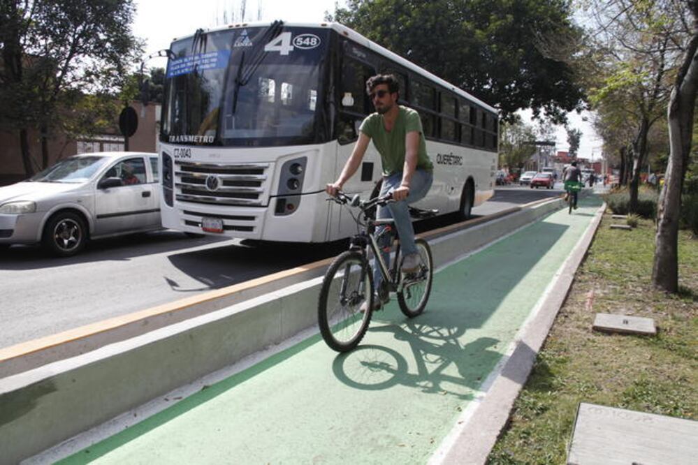 Aguilar Vega agregó que el tramo completo de avenida Universidad estará listo en dos semanas, tiempo en el que se terminará de pintarlo (GUILLERMO GONZÁLEZ . EL UNIVERSAL)