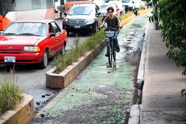 Ciclovías: entre baches, charcos y sin mantenimiento