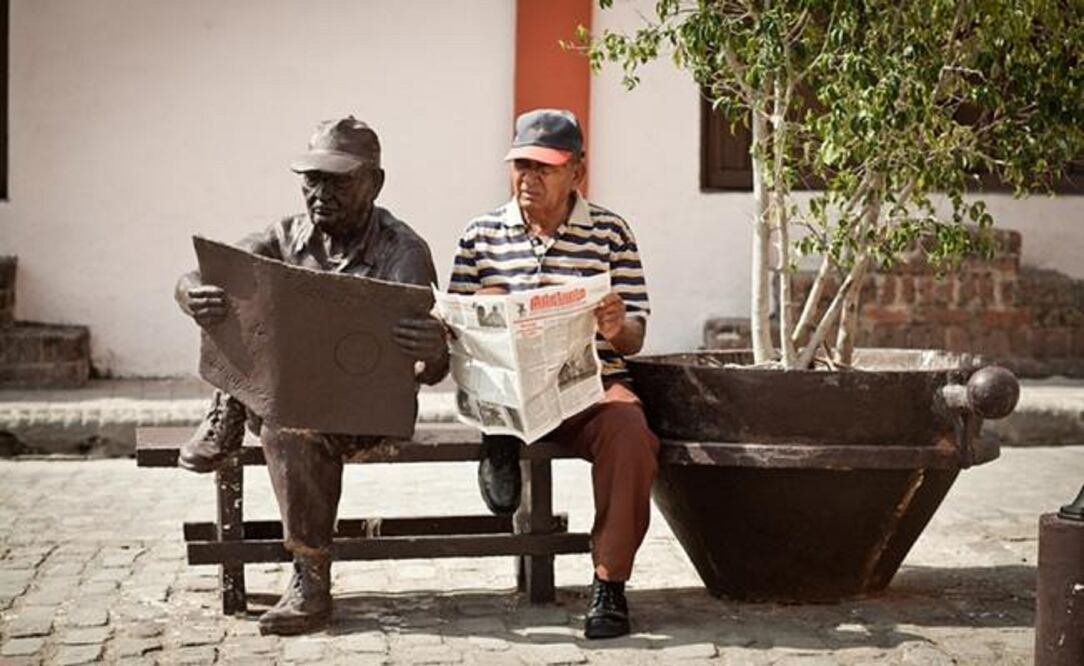El cubano posa todos los días junto a su escultura de bronce. (Foto: Cecilia Lutufyan)
