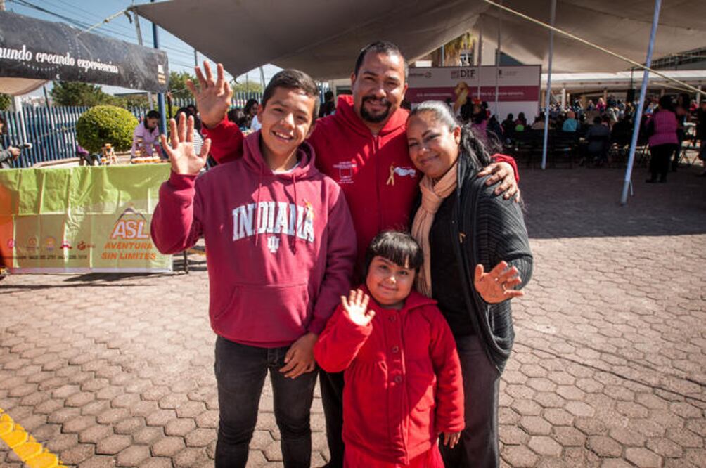 Regina asistió con sus padres y su hermano a la verbena que se realizó en el Hospital del Niño y la Mujer, con motivo del Día Internacional contra el Cáncer Infantil (FOTOS: RICARDO LUGO. EL UNIVERSAL)