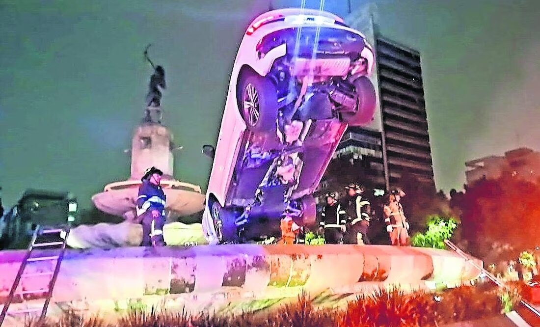 La noche del viernes y madrugada del sábado, el vehículo se estampó en la fuente de la Diana Cazadora. Foto: Especial