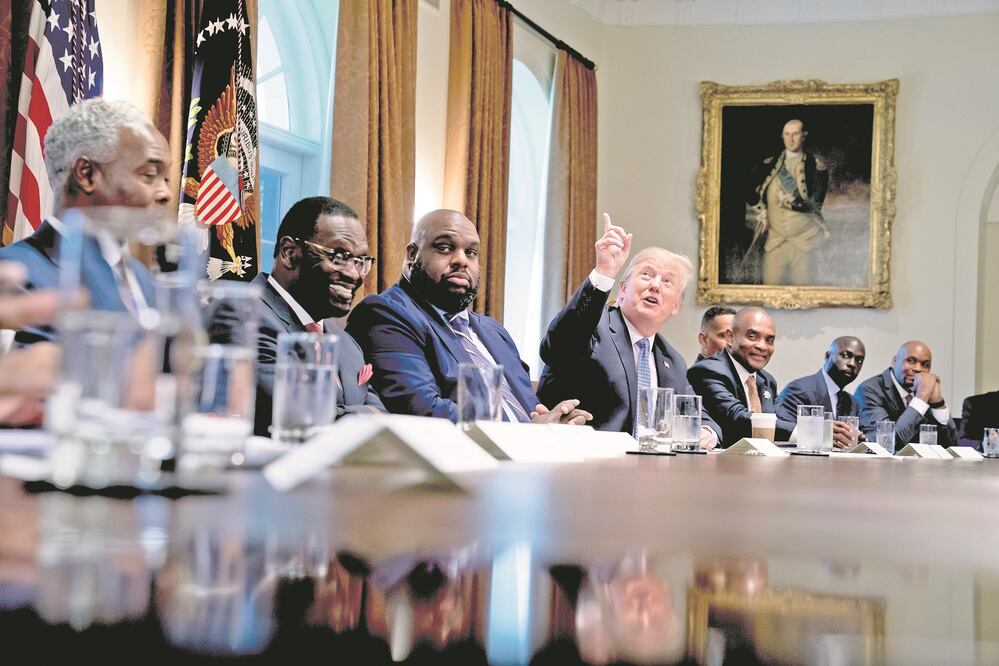 El presidente Donald Trump ( centro) encabeza un encuentro con pastores de la ciudad de Washington DC, ayer en la Casa Blanca/ Foto: AP
