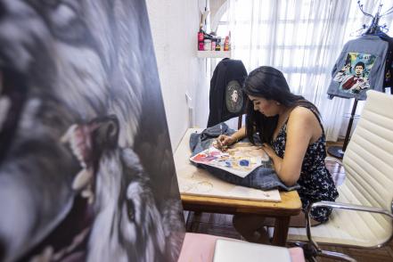 Geraldine, la artista de las chamarras de mezclilla 