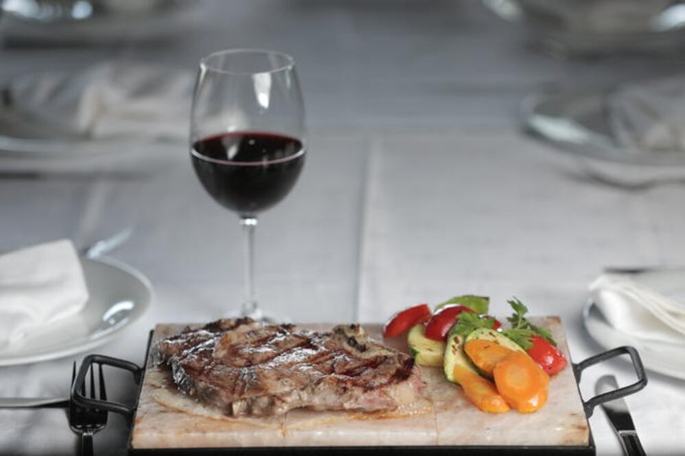 Los expertos recomiendan solicitar el chuletón de res en término medio, pues de esta forma se continúa cocinando en la piedra en que se sirve y, por ende, se maximiza el sabor (FOTOS: GONZALO IBÁÑEZ. EL UNIVERSAL)